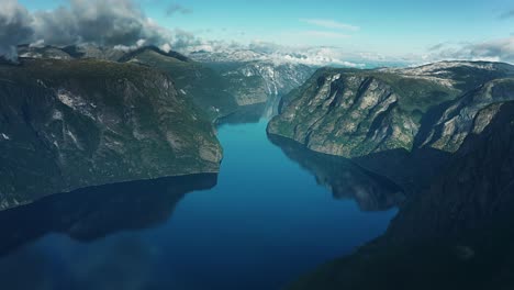 Ein-Atemberaubender-Blick-Auf-Den-Aurland-Fjord