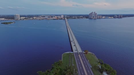 Cleveland-Avenue-bridge,-Fort-Myers-in-Florida