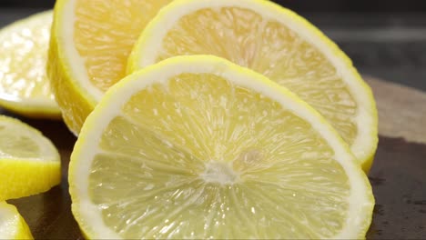 Close-up-of-freshly-cut-lemon-slices-on-the-board