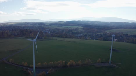 Windkraftanlagen-Während-Der-Blauen-Stunde-Auf-Der-Wiese