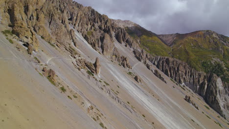 Colinas-De-Piedra-Fangosas-En-El-Circuito-De-Annapurna-De-Nepal,-Drones-Paisajísticos-Dispararon-Rocas-Naturales-únicas,-Fondo-Verde,-Aventura-De-Montaña-4k