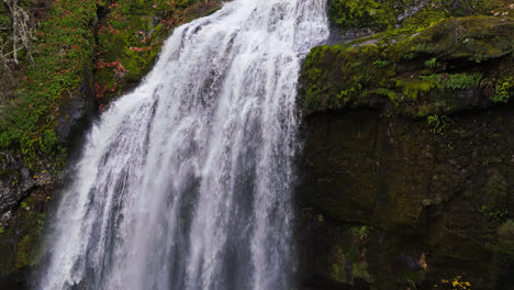 Seitenansicht-Des-Wasserfalls-Im-Pazifischen-Nordwesten