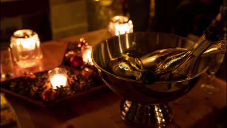 Champagnerflaschen-Am-Dekorierten-Weihnachtstisch-Mit-Teelichtern,-Bereit-Für-Feiertagsfeiern