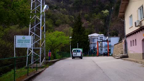 Caminando-Hacia-El-Patio-De-La-Central-Hidroeléctrica-&#39;Levski&#39;-Junto-A-La-Cascada-&#39;suchurum&#39;-En-Karlovo,-Bulgaria