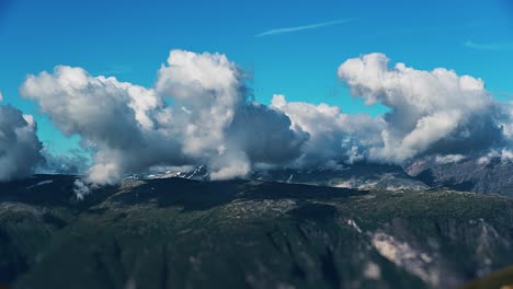 Grauweiße-Wolken-Wirbeln-Und-Saugen-über-Der-Grünen-Hochebene