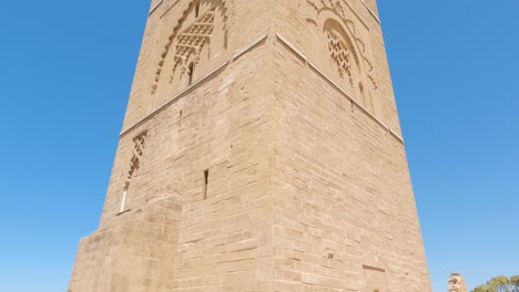 Hassan-Turm-Gegen-Klaren-Blauen-Himmel,-Rabat,-Marokko