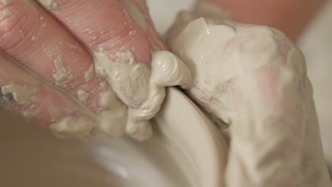 Keramikkünstler-Richtet-Mit-Seinen-Fingern-Vorsichtig-Die-Ränder-Einer-Frischen-Schüssel-Auf-Der-Töpfer-Wurfscheibe-Aus