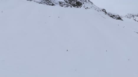 Person-skiing-down-the-slope-of-a-snowy-mountain
