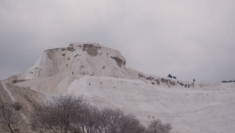 Weitwinkelaufnahme-Eines-Gletscherhügels-In-Pamukkale-In-Der-Nähe-Von-Hierapolis