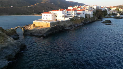 Luftbildvideo-Der-Ikonischen-Insel-Andros,-Chora,-Kykladen,-Griechenland