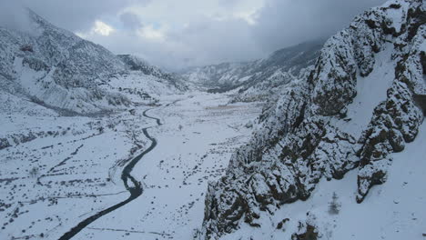 Landschaft-Des-Annapurna-Circuit-Nepal,-Drohnenaufnahme,-Manang-Schneewolken-Und-Alpenbäume,-Hügel-Und-Berge-4k