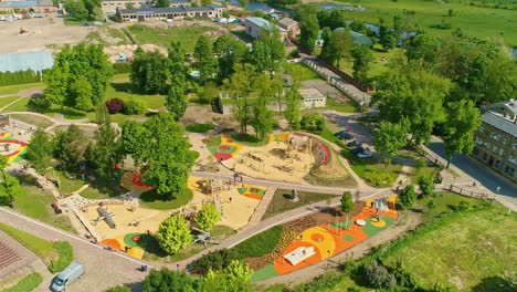 Spielplatzpark-Für-Kinder-An-Einem-Sonnigen-Tag-In-Lettland