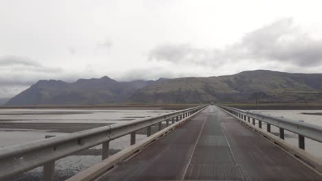 Coche-Pov-Conduciendo-Sobre-Un-Largo-Puente-Unidireccional-En-Islandia