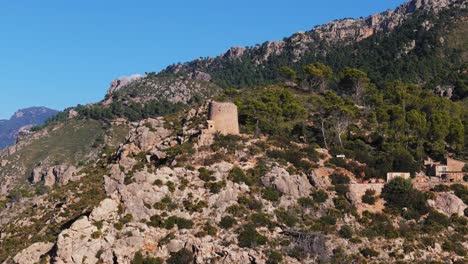 Antigua-Torre-En-Ruinas-En-La-Punta-De-Un-Paisaje-Montañoso-Insular-De-Mallorca