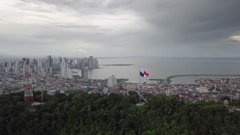 circeling-around-ancon-hill-with-Panama-flag-in-the-midle-and-the-Panama-City-skyline-in-the-backgrouznd