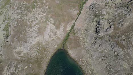 Drone-view-of-Balıklı-Lake-located-on-the-rocky-mountain-peak,-Turkey's-natural-environment