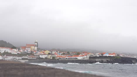 Nebliges-São-Mateus-Da-Calheta-Mit-Tosenden-Wellen-Entlang-Der-Atlantikküste-In-Tercera,-Azoren