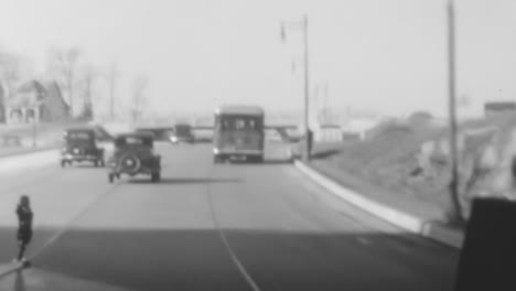 Oldtimer-Fahren-In-Den-1930er-Jahren-Unter-Der-Autobahnüberführung-Von-New-Jersey-Hindurch