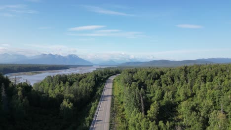 Autobahn-Und-Fluss-In-Alaska