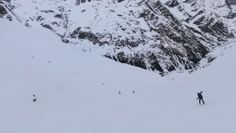 Menschen-Skifahren-Auf-Dem-Gipfel-Beeindruckender-Schneebedeckter-Berge