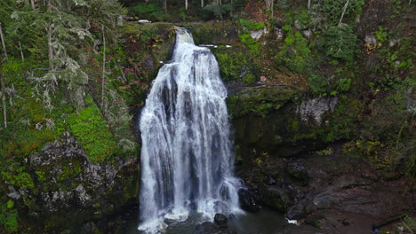 4K-Drohnenaufnahmen-Eines-Wunderschönen-Wasserfalls-Im-Pazifischen-Nordwesten