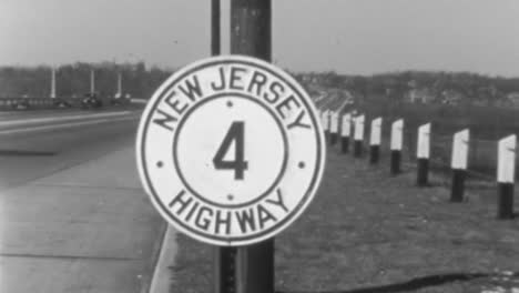 New-Jersey-Highway-Schild-Mit-Oldtimern-Im-Hintergrund-In-New-York-City-Der-1930er-Jahre
