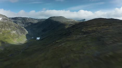 Ein-Schneller-Vorwärtsflug-über-Die-Karge-Nördliche-Landschaft-Des-Gletscherplateaus-Aurlandsfjellet,-über-Dem-Dichte,-Stürmische-Wolken-Schweben