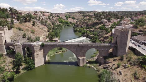 Toledos-Brücke-Von-San-Martín,-Spanien-über-Den-Fluss-Tejo