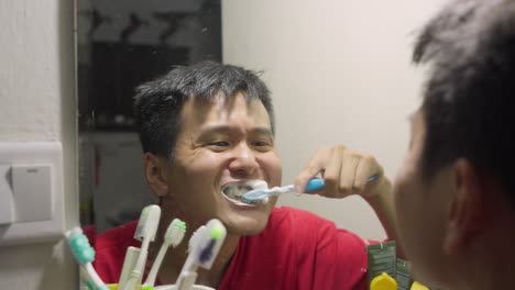 Der-Junge-Mann-Steht-Vor-Dem-Badezimmerspiegel-Und-Putzt-Präzise-Die-Zähne