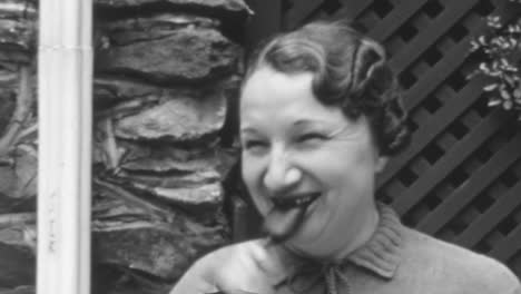 Mujer-Madura-Con-Peinado-Clásico-Come-Un-Caramelo-En-Nueva-York-1930