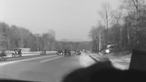 Vista-Del-Tráfico-De-La-Autopista-De-Nueva-Jersey-Desde-El-Interior-De-Un-Automóvil-En-La-Década-De-1930