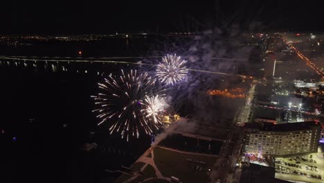 Spektakuläre-Feuerwerksshow-Entlang-Der-Küste-Von-Fort-Myers-Mit-Der-Edison-Bridge-Im-Hintergrund,-Florida-In-Den-USA