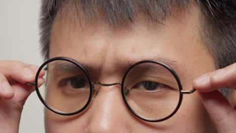 Nahaufnahme-Des-Augenporträts-Eines-Jungen-Südostasiatischen-Mannes,-Anprobieren-Von-Brillen,-Brillen