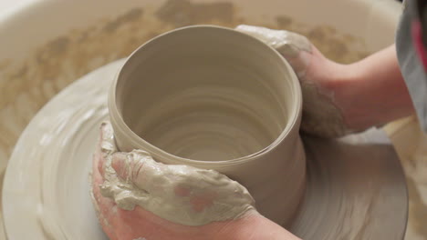 Kunsthandwerker-Formt-In-Seinem-Atelier-Mit-Geübten-Händen-Am-Wurfrad-Eine-Zarte-Vase