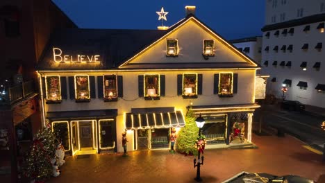 Historischer-Pub-Am-Gettysburg-Square,-Weihnachtlich-Dekoriert