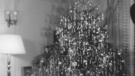 Árbol-De-Navidad-Decorado-En-El-Salón-De-Una-Casa-De-La-Ciudad-De-Nueva-York-En-La-Década-De-1930.