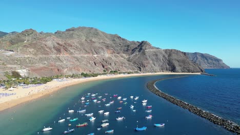 El-Mar-Con-Pequeños-Barcos-En-Tenerife.