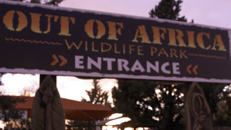 Camp-Verde,-Arizona,-USA-–-6.-Januar-2024-–-Out-Of-Africa-Wildlife-Park-Schild-Bei-Sonnenuntergang-–-Rack-Fokus