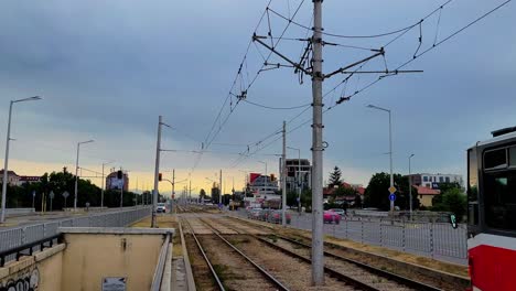 Rote-Straßenbahn-Nr.-22-Und-Vorbeifahrender-Verkehr-Auf-Dem-Botevgradsko-Shose-Blvd
