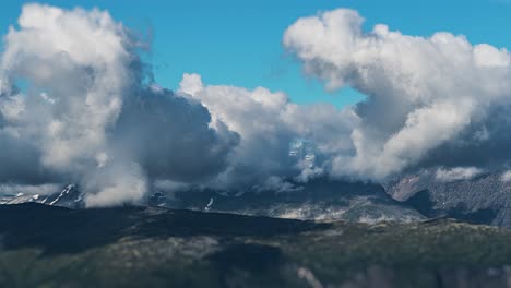 Dichte-Wolken-Wirbeln-über-Dem-Riesigen-Bergplateau-Und-Werfen-Dunkle-Schatten-Auf-Den-Boden