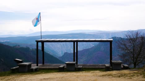 Statischer-Blick-Auf-Den-überdachten-Holzpavillon-Mit-Picknickbanktischen-Am-Aussichtspunkt-Ribeira-Sacra-Canyon