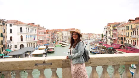 Touristin-Genießt-Besichtigungen-Auf-Der-Ponte-Rialto-über-Dem-Canal-Grande-In-Venedig