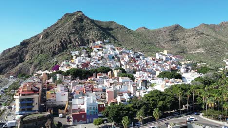 Pequeña-Ciudad-En-Tenerife-Al-Lado-Del-Océano