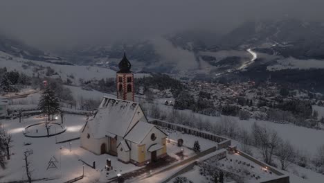 Italienisches-Verschneites-Daiano-Dorf-Im-Val-Di-Fiemme,-Das-Tagsüber-In-Die-Nacht-übergeht