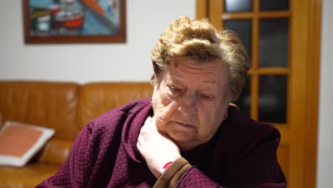 Anciana-Viuda-Preocupada-Pensando-En-Sus-últimos-Días-De-Vida-En-Casa
