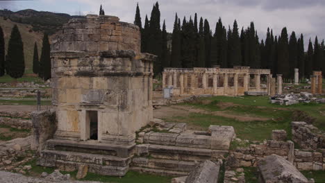Die-Ruinen-Der-Antiken-Bäder-In-Hierapolis