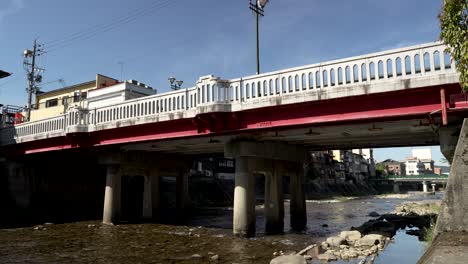 Tagsüber-Entfaltet-Sich-Eine-Malerische-Szene,-Während-Sich-Die-Nakabashi-Brücke-über-Den-Miyagawa-Fluss-In-Takayama,-Japan,-Erstreckt