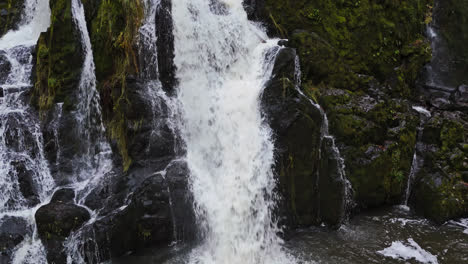 4K-Video-Eines-Kleinen-Wasserfalls-Im-Wald-Mit-Moosbedeckten-Felsen