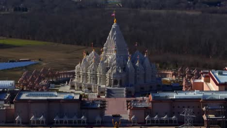 Eine-Luftaufnahme-Des-Shri-Swaminarayan-Mandir-In-Robbinsville-TWP,-New-Jersey.-An-Einem-Sonnigen-Tag-War-Es-Tagsüber-Geschlossen