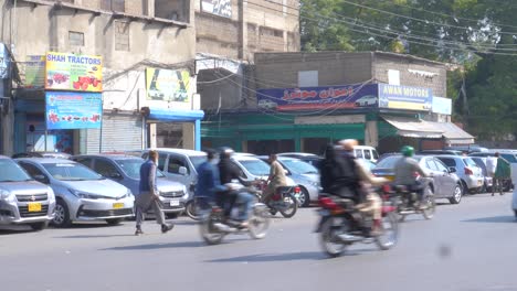 Toma-Cinematográfica-De-La-Concurrida-Calle-Saddar-Bazar-Durante-Un-Día-Soleado-De-Invierno-En-Karachi,-Pakistán.